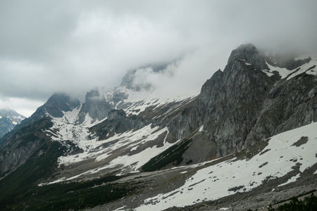 旗山銀髮登山隊：高齡登山家突破極限的故事